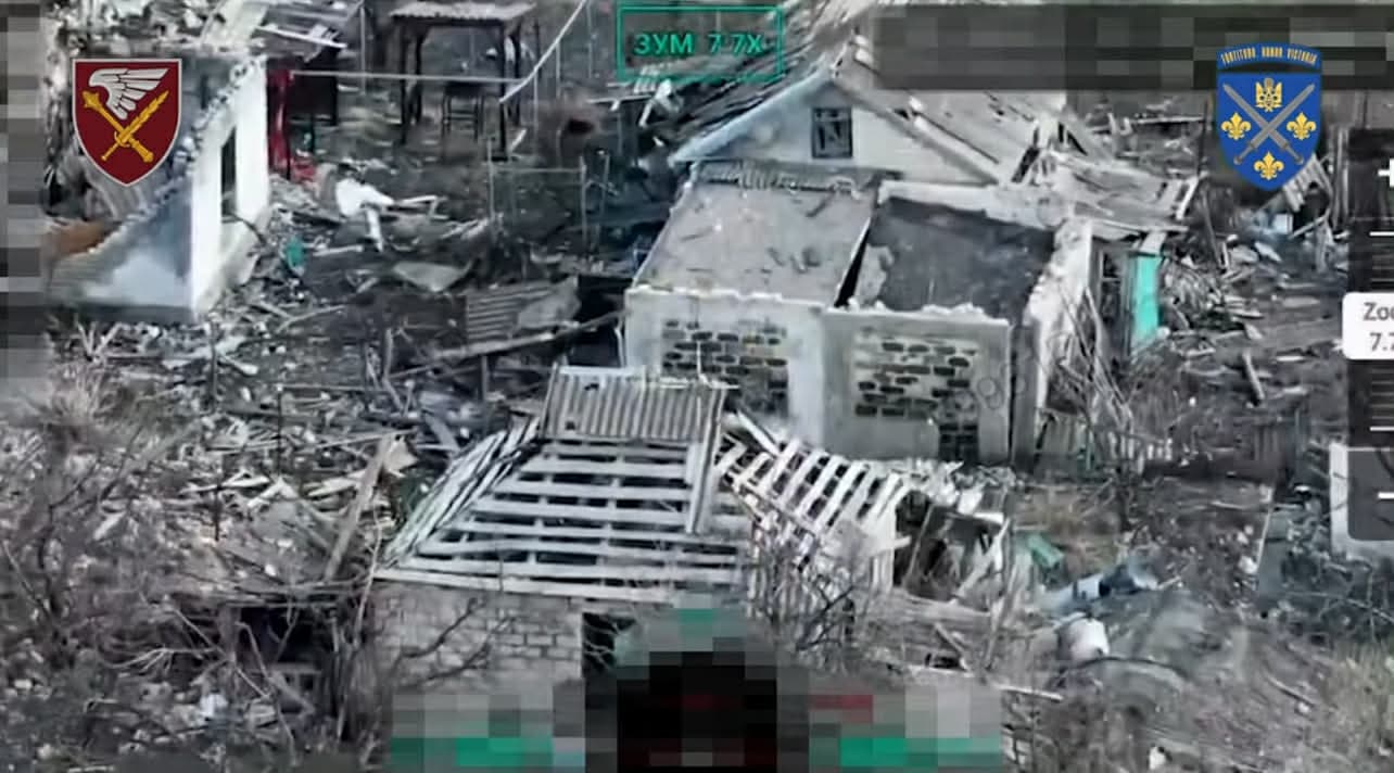 Цивільні поміж вщент зруйнованих будинків: у ДШВ показали, як ворог руйнує Гришине на Покровському напрямку (відео)