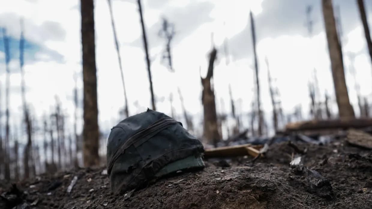 <em>Армійська каска російського солдата лежить біля окопу в Серебрянському лісі на відбитих українськими військовими позиціях в Луганській області,16 листопада 2023 року,Elizabeth Servatynska/Azov Media/Global Images Ukraine via Getty Images</em>