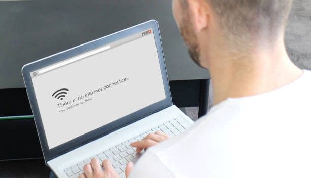 Ноутбук із повідомленням про помилку, що вказує на відсутність підключення до Інтернету. Фото: iStock