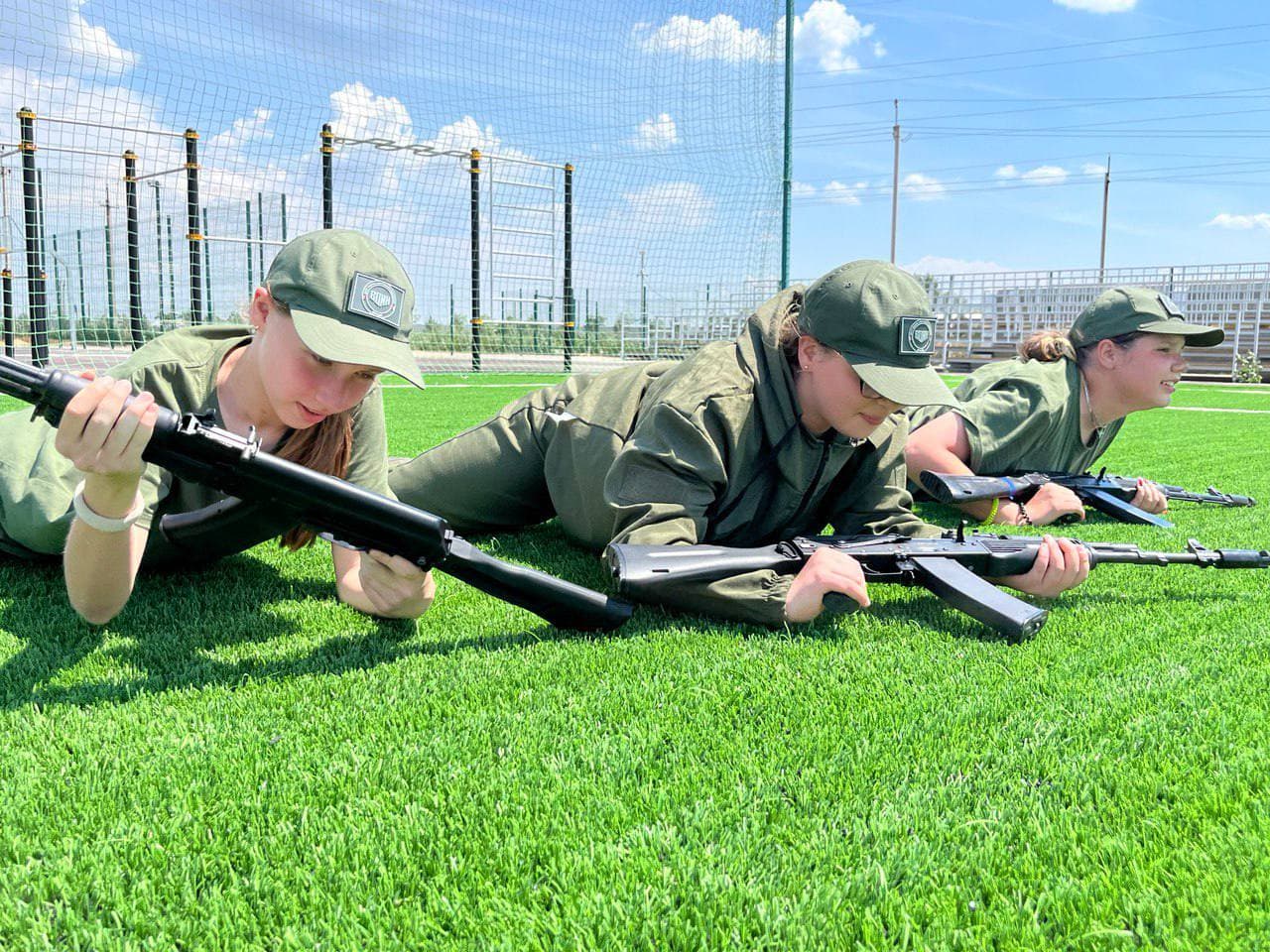 Дівчата з автоматами. Фото з відкритих джерел