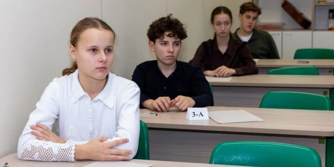 Школярі окупованої Луганщини. Фото з відкритих джерел