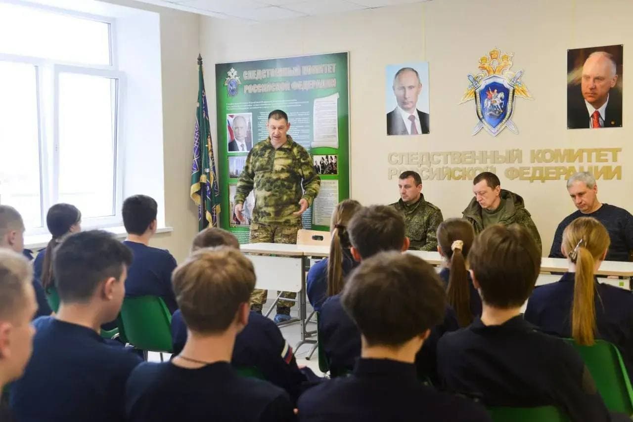 Милитаризация детей и пропаганда на оккупированной Луганщине. Фото из открытых источников