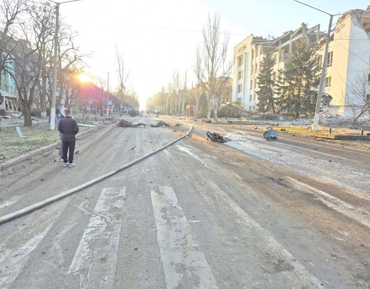 Вечірні удари по Краматорську росіяни також здійснили авіаційними бомбами: деталі від міськради