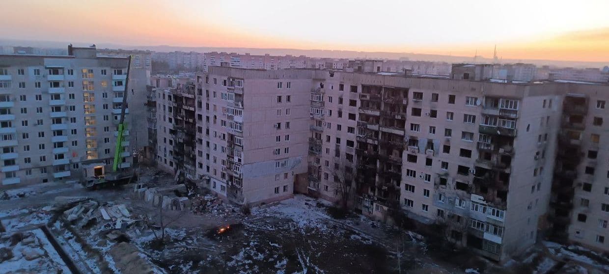 В окупованому Сіверськодонецьку триває демонтаж двох під'їздів пошкодженої росіянами багатоповерхівки. Фото з відкритих джерел