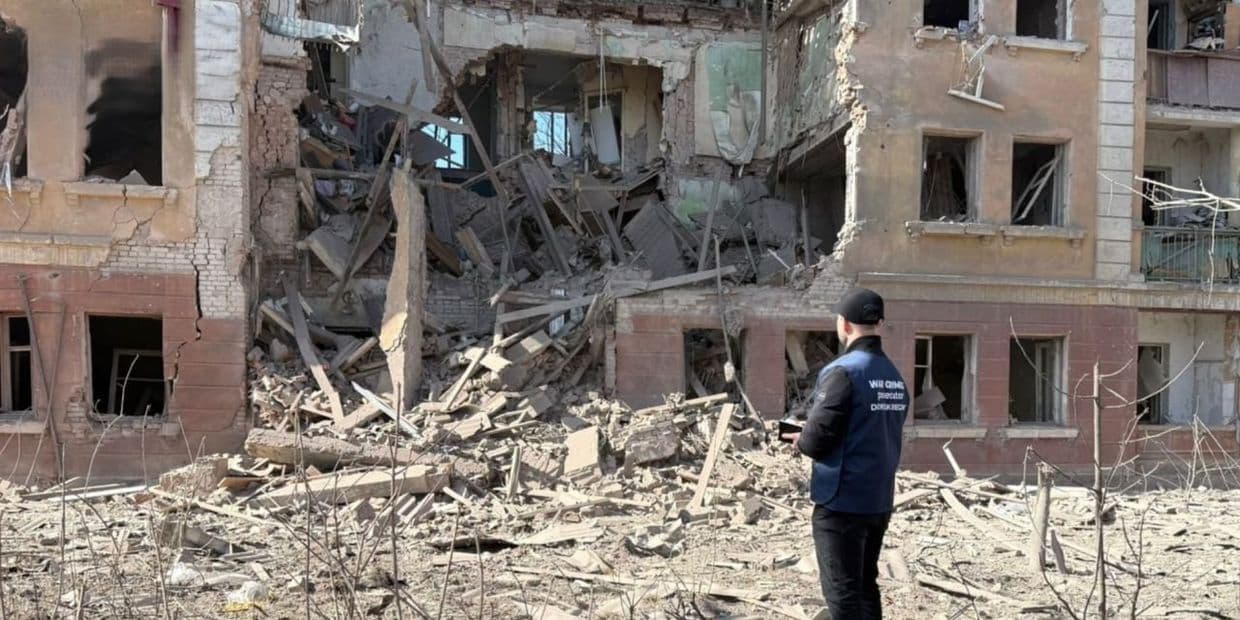 У Слов'янську одна з російських авіабомб влучила у багатоповерхівку (фото)