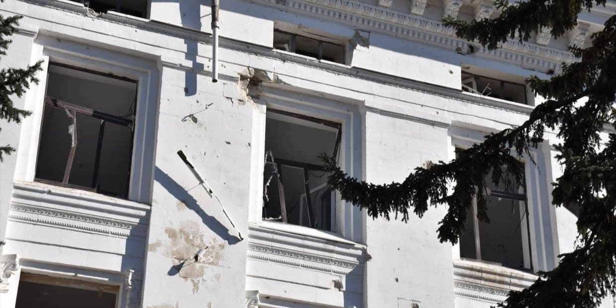 На центр Краматорська рашисти скинули вночі 4 фугасні авіабомби: деталі від міськради (фото)