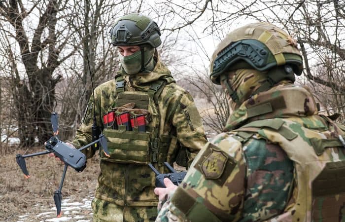 Бойцы российской оккупационной армии с дроном. Фото из открытых источников