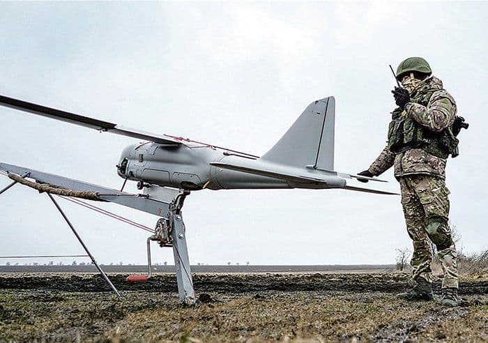 Боєць російської окупаційної армії з дроном. Фото з відкритих джерел