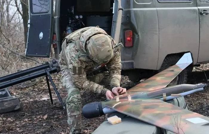 Боєць російської окупаційної армії з дроном. Фото з відкритих джерел