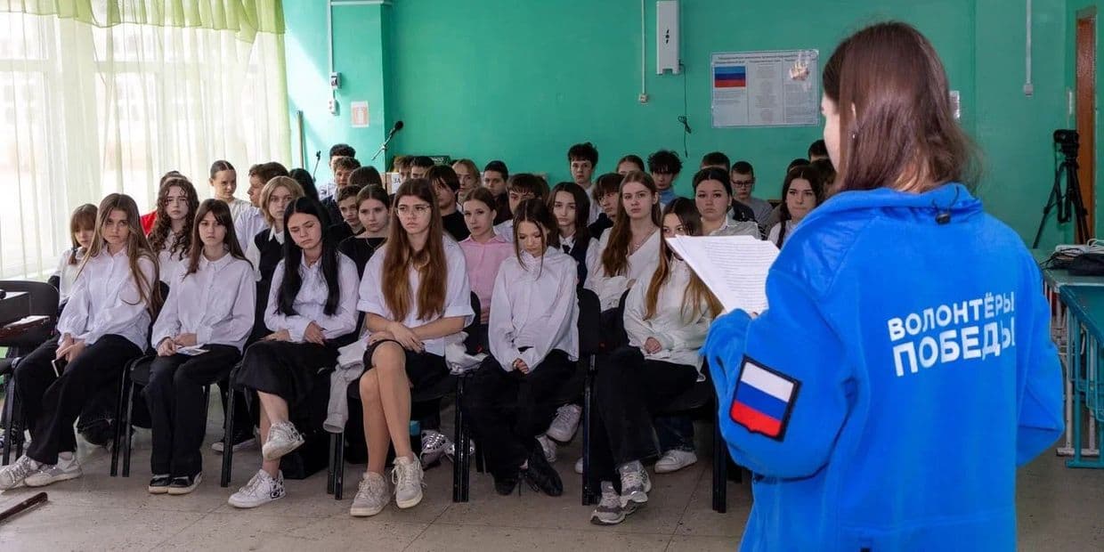 Ученики 8-9 классов Луганской школы во время так называемого "урока мужества" от "Волонтеров победы". Фото из открытых источников