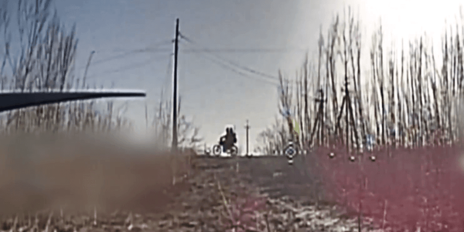 Бійці російської окупаційної армії на мотоциклі. Фото: ДПСУ