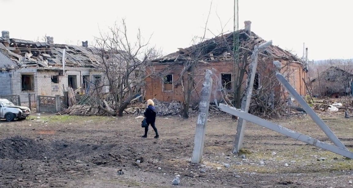 В полиции показали последствия вчерашних российских бомбовых ударов по Славянску (видео)