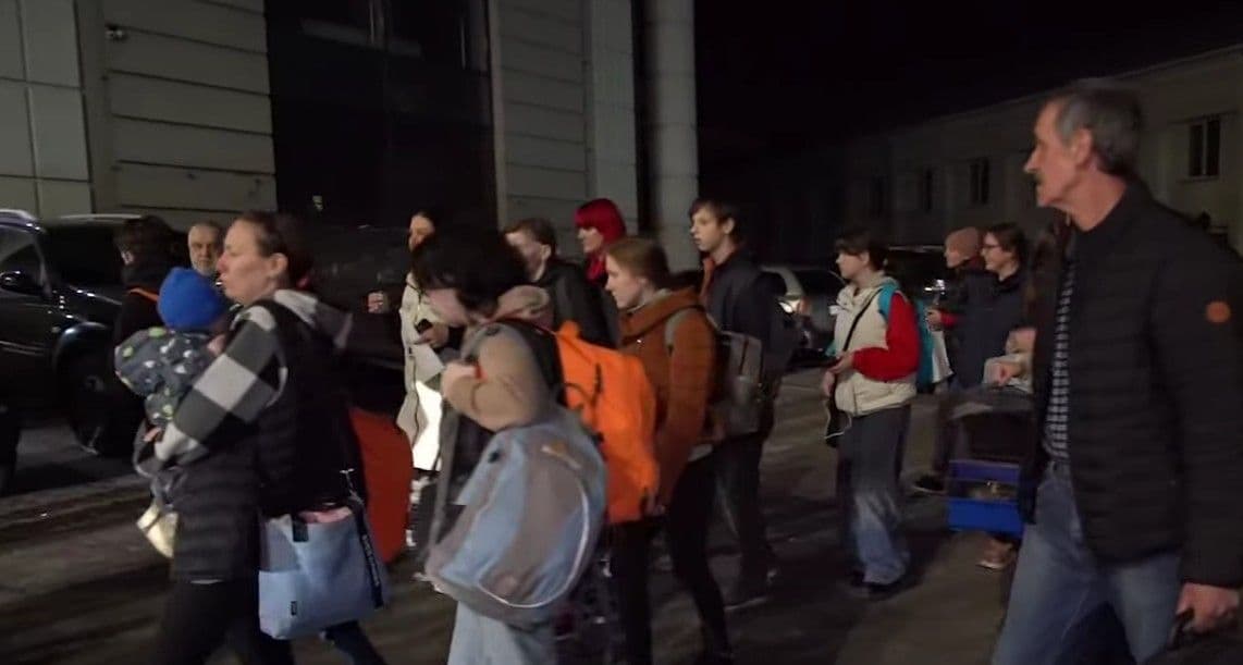 Наименьшему только год: на Житомирщину отправились 23 переселенца с Донетчины (видео)