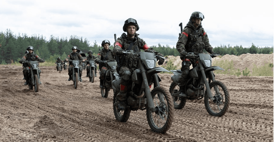 Бойцы российской оккупационной армии на мотоциклах. Фото из открытых источников