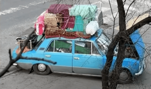 У Києві патрульні допомогли 70-річному переселенцю з Донеччини, все життя якого вмістилося в одній автівці (відео)