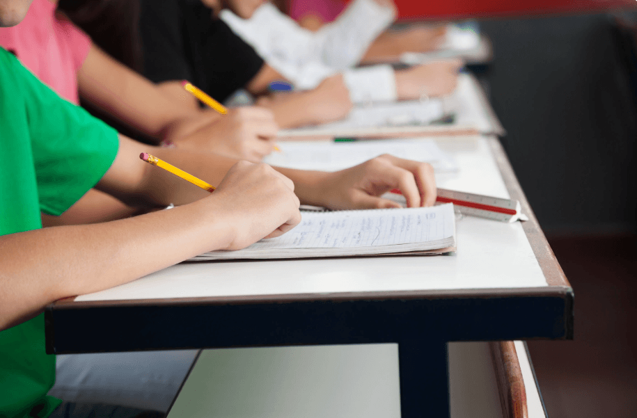 <em>Діти ВПО, зокрема з Черкаської громади, мають доступ до освіти на Житомирщині. Фото: depositphotos/SimpleFoto</em>