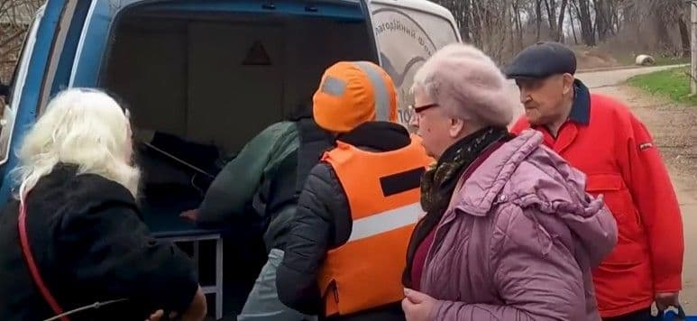 В Олексієво-Дружківці "білі янголи" зі зброєю захищали людей від дронів: евакуація триває (відео)