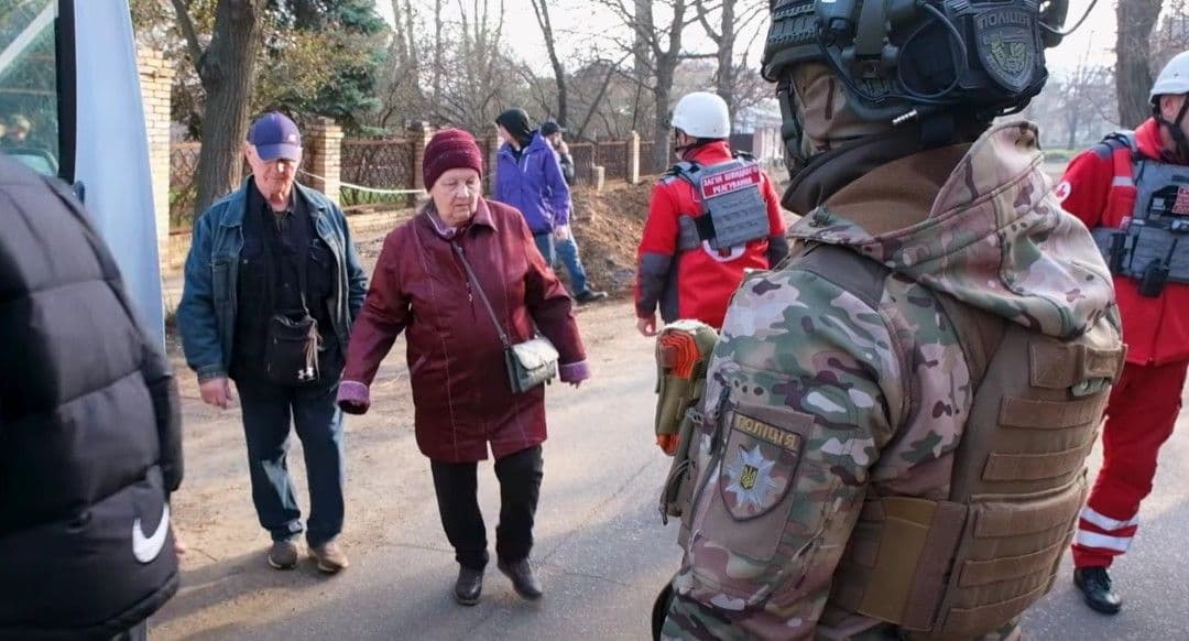 З Миколаївки евакуювали 22 жителів, зокрема пораненого чоловіка з епілепсією (відео)