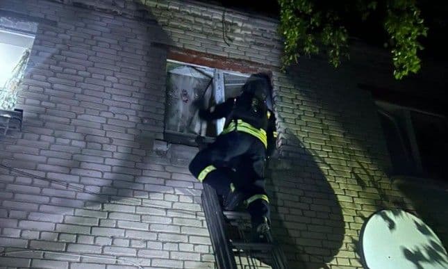 Ворожий удар по Краматорську: рятувальники вивільнили 3 мешканців із заблокованих квартир (фото)