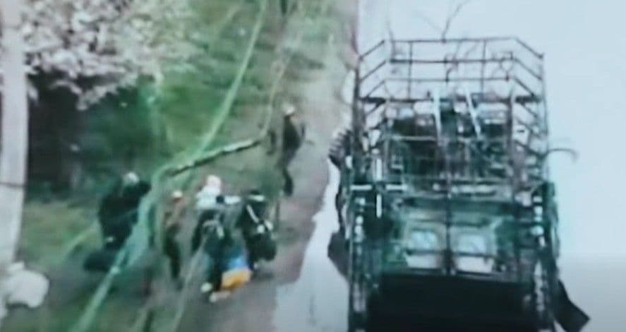 На Лиманщині військові провели термінову евакуацію родин з дітьми: БТРом, човнами та пішки (відео)