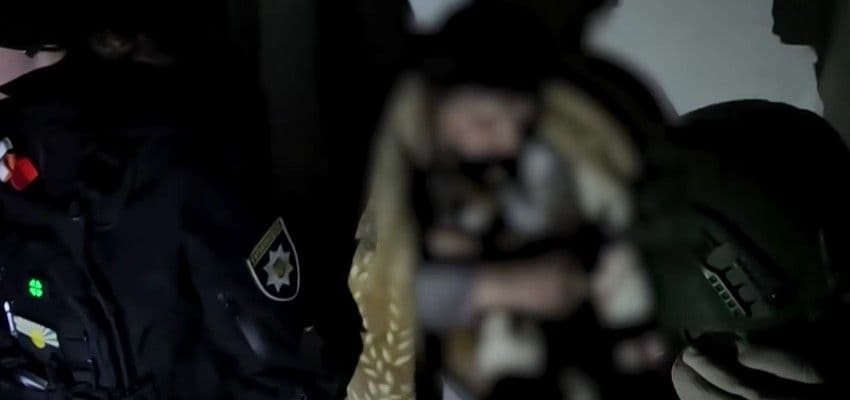 В полиции показали, как в Краматорске после ночного обстрела спасали раненую женщину (видео)