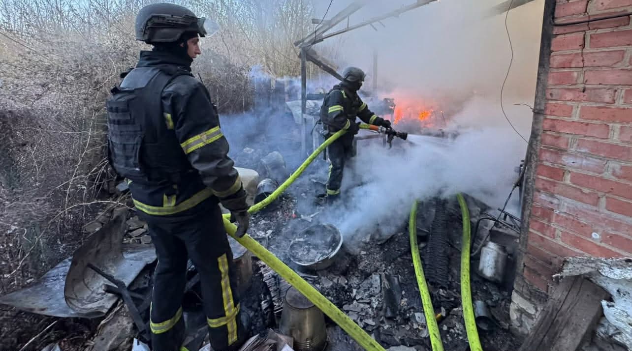 У Слов’янську пожежа знищила житловий будинок та автомобіль