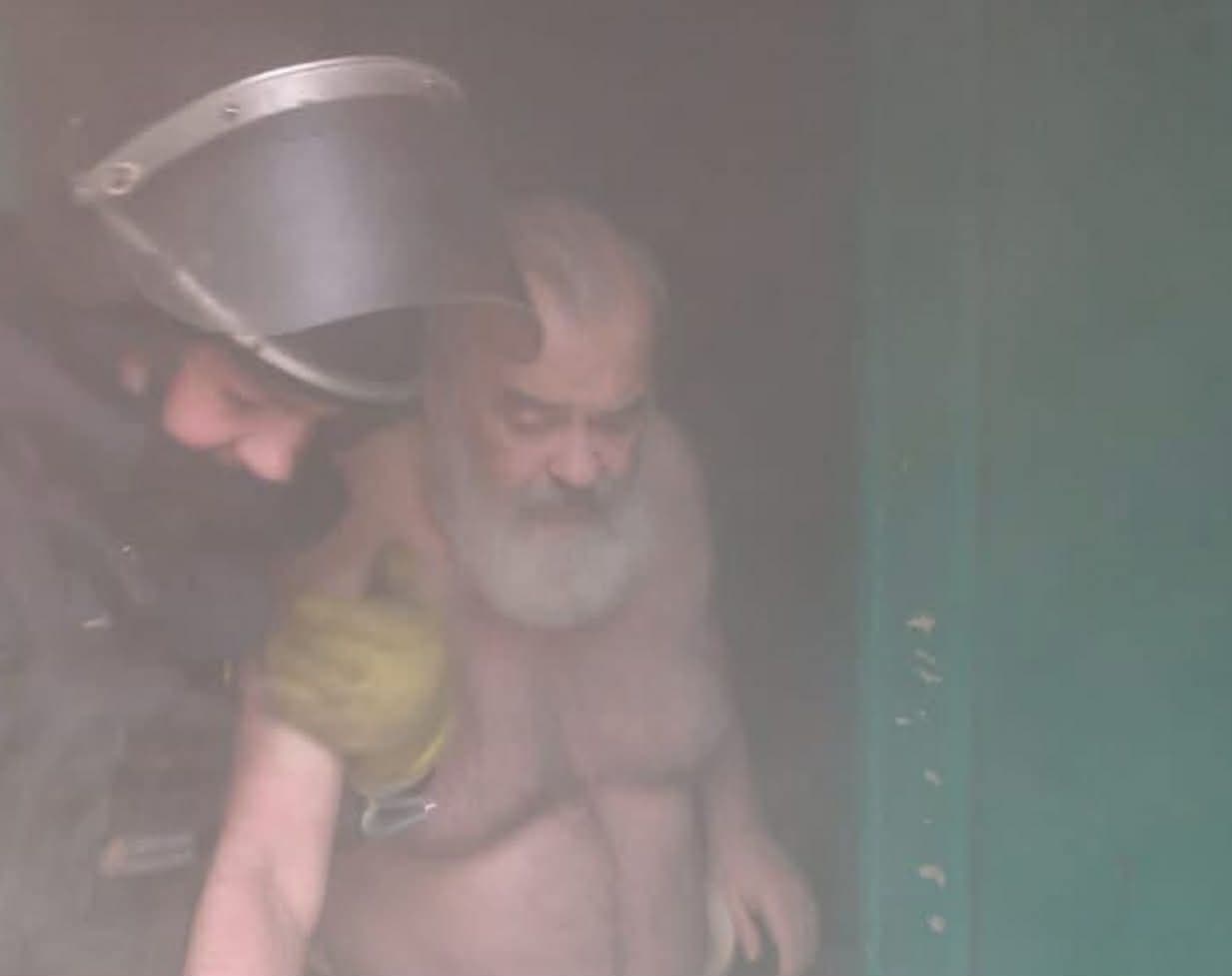 В Краматорске спасатели спасли мужчину во время пожара в пятиэтажном доме