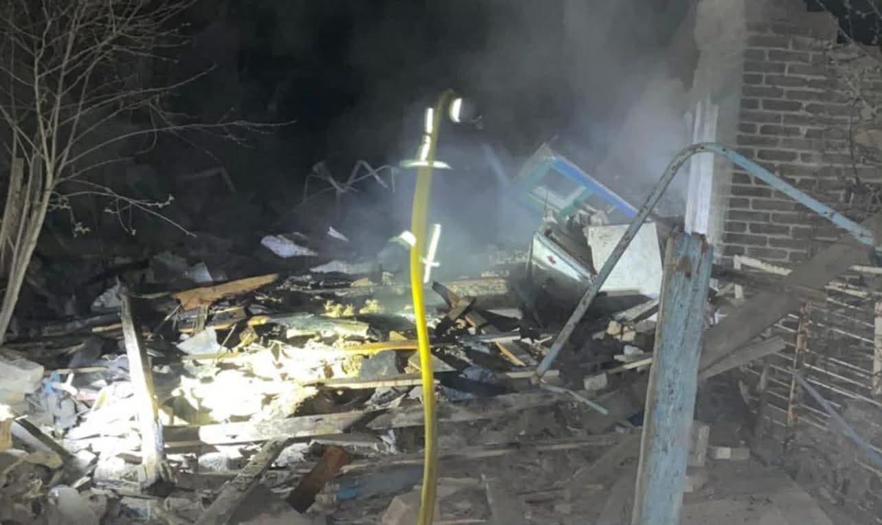 У Краматорську надзвичайники вилучили тіло жінки з-під завалів будинку та ліквідували пожежу