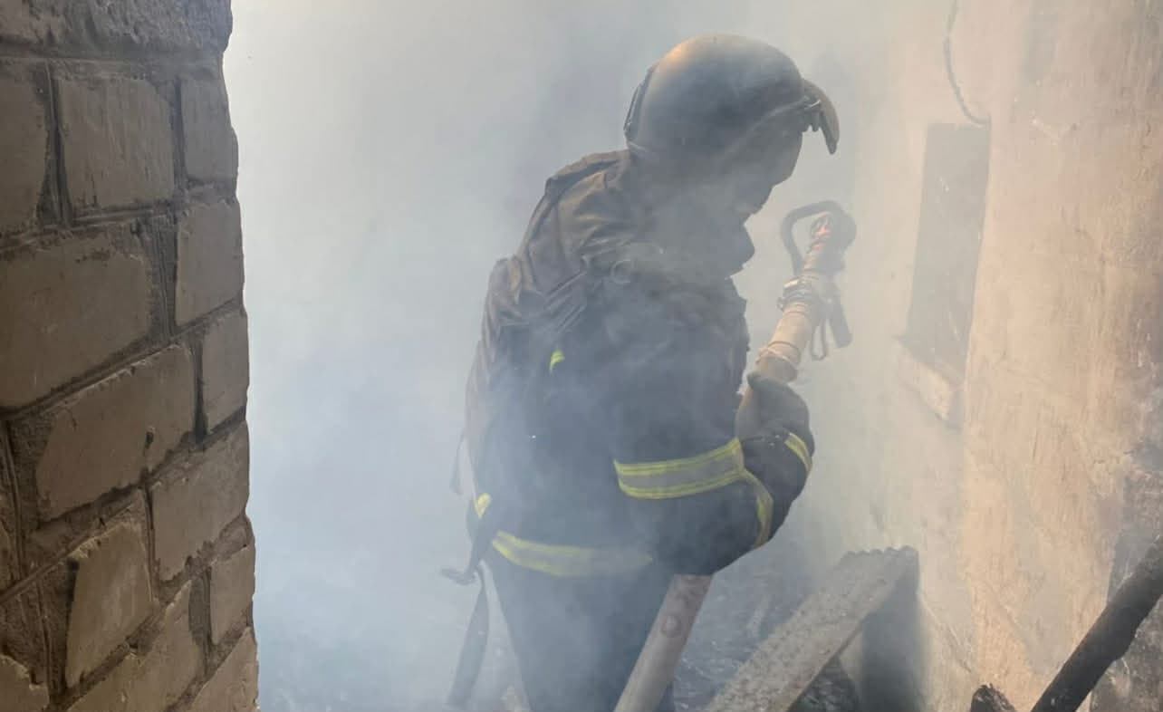 В результате вражеского удара в Краматорске загорелся гараж