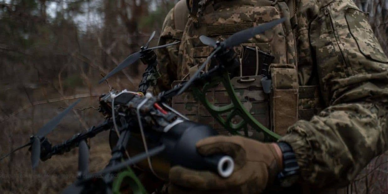 Дрон у руках українського захисника. Фото: 116 ОМБр
