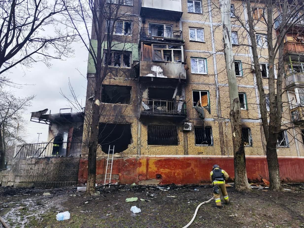 Рашисти вдарили 5 дронами по Краматорську: поранено людину