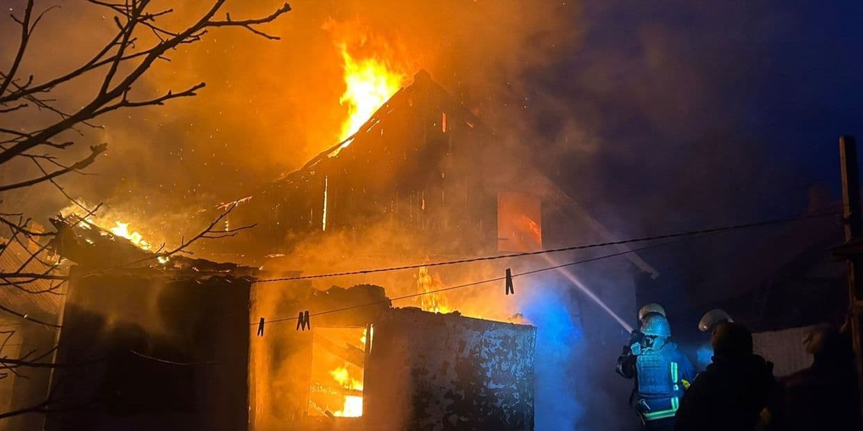 Унаслідок російських ударів на Донеччини палали будинки, автівка та спецтехніка (фото)