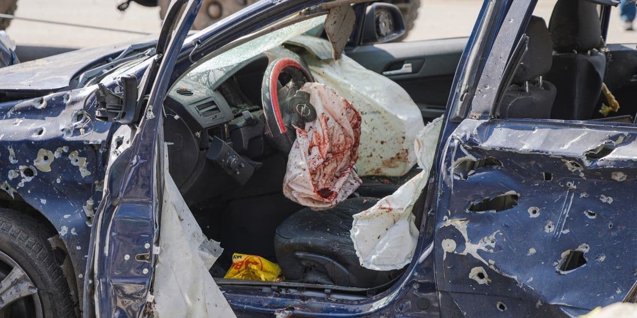 У Краматорську деблокували тіло загиблої людини, затиснуте в автомобілі внаслідок авіаудару (фото, відео)