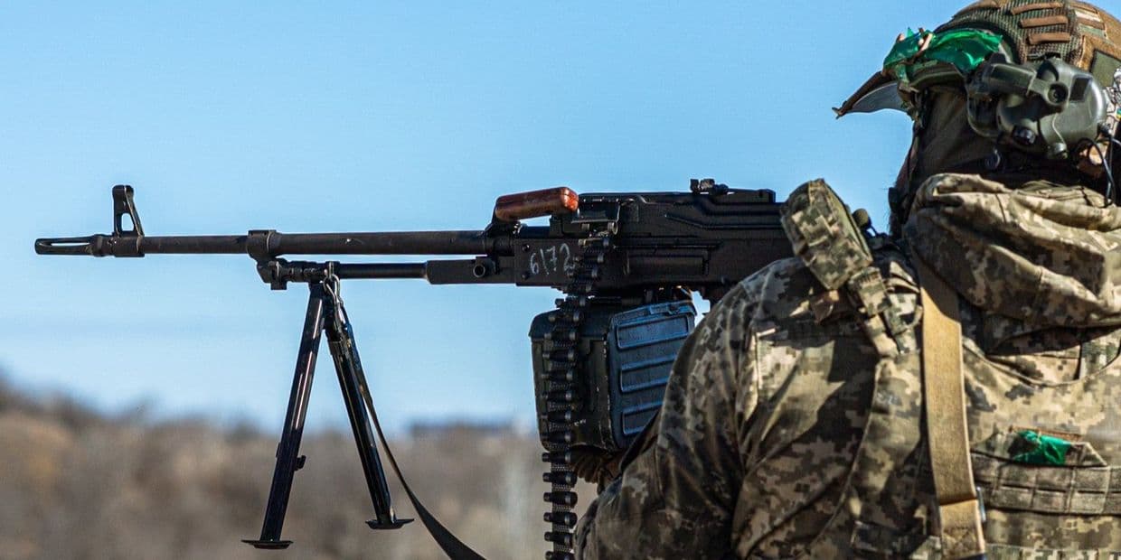 Стреляет пулеметчик. Фото: 93 ОМБр