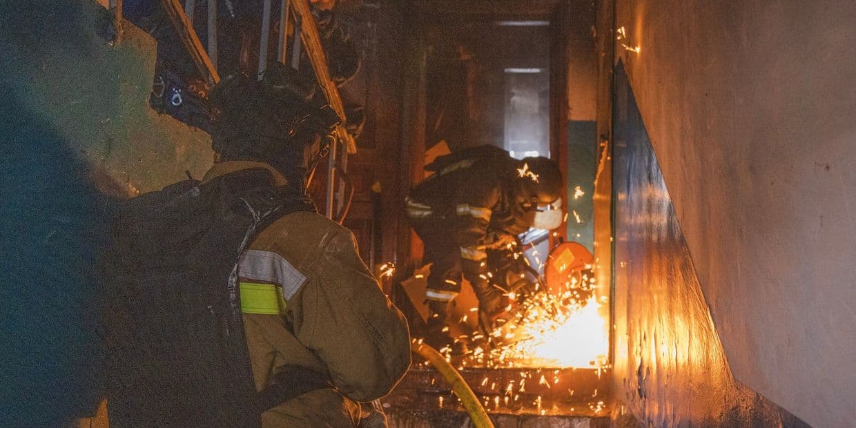 Огнеборцы показали, как тушили пожар в 5-этажке после дроновой атаки на Краматорск (фото, видео)