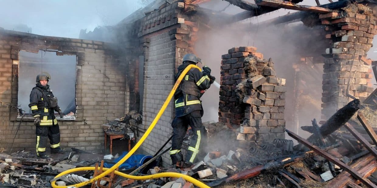 Российские дроны атаковали Софиевку на Донетчине: на пожаре пострадал мужчина (фото)