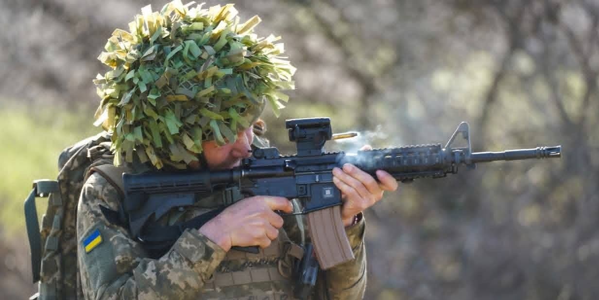 Стріляє український захисник. Фото: 81-ша окрема аеромобільна Слобожанська бригада ДШВ ЗСУ