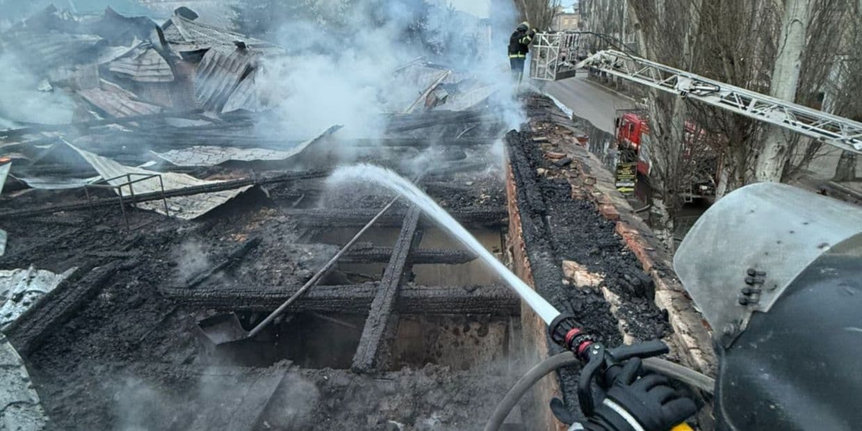 У Слов'янську, попри загрозу повторних обстрілів, вогнеборці погасили масштабну пожежу адмінбудівлі (фото)