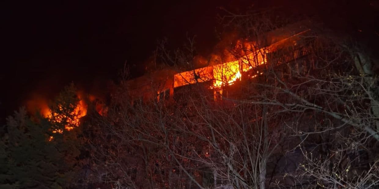 Унаслідок російських ударів у Дружківці палали квартири у 3 дев'ятиповерхівках (фото)