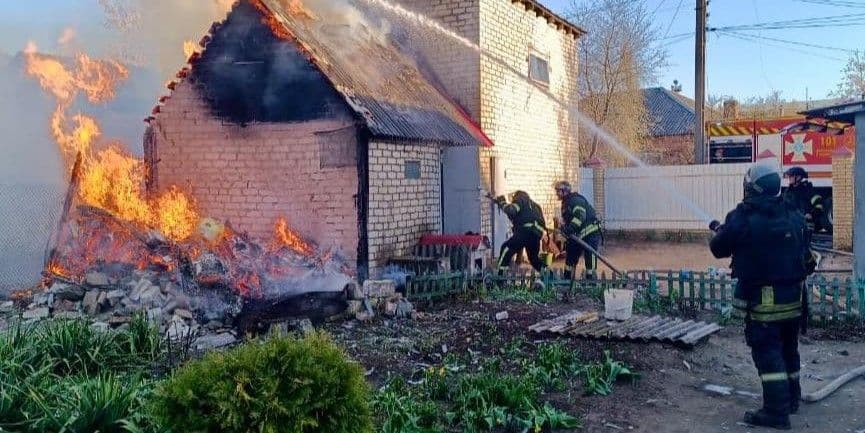 Після атаки на Слов'янськ є загиблий і поранені, серед них — дитина та рятувальник (фото)