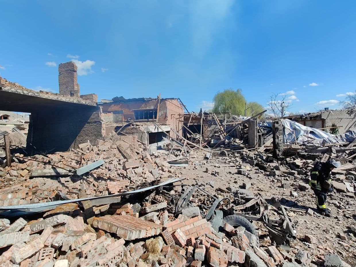 Россияне обстреляли центральную часть Славянска авиабомбами: повреждены дома и магазины