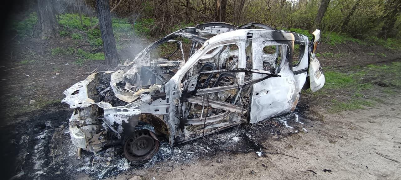 Сгоревшие автомобили, тяжелораненый гражданский: рашисты с утра бьют дронами по Славянску