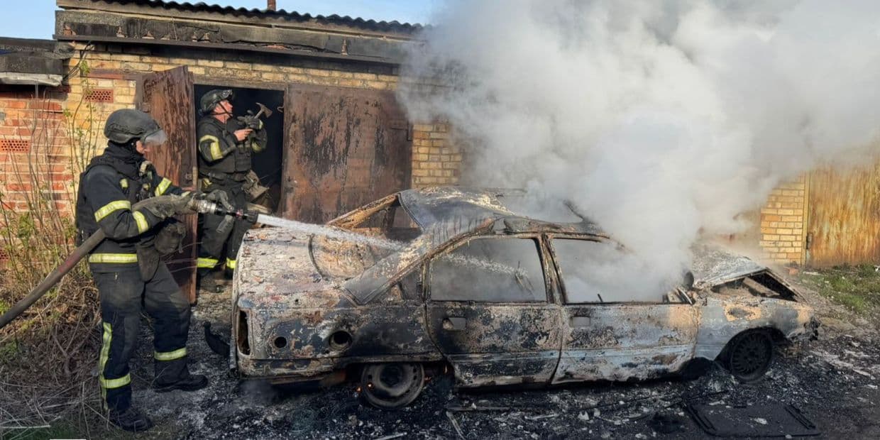 Пожарные гасили автомобиль и гараж в Славянске, также пылал дровник