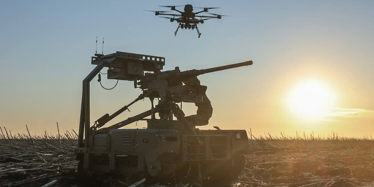 Українські бойові дрони — бомбер і НРК. Фото: 33 ОМБР