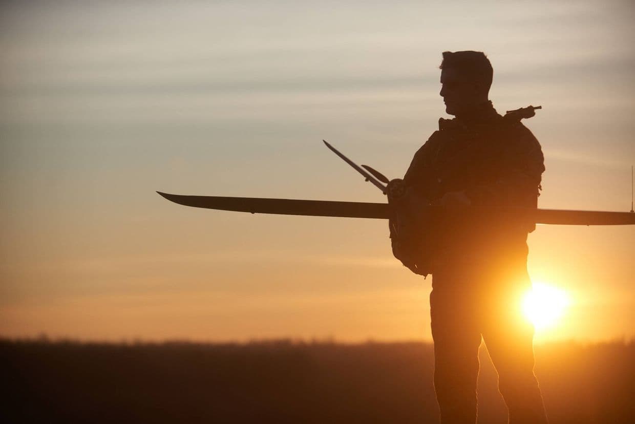 Український захисник із дроном. Фото з фейсбук-сторінки головнокомандувача ЗСУ