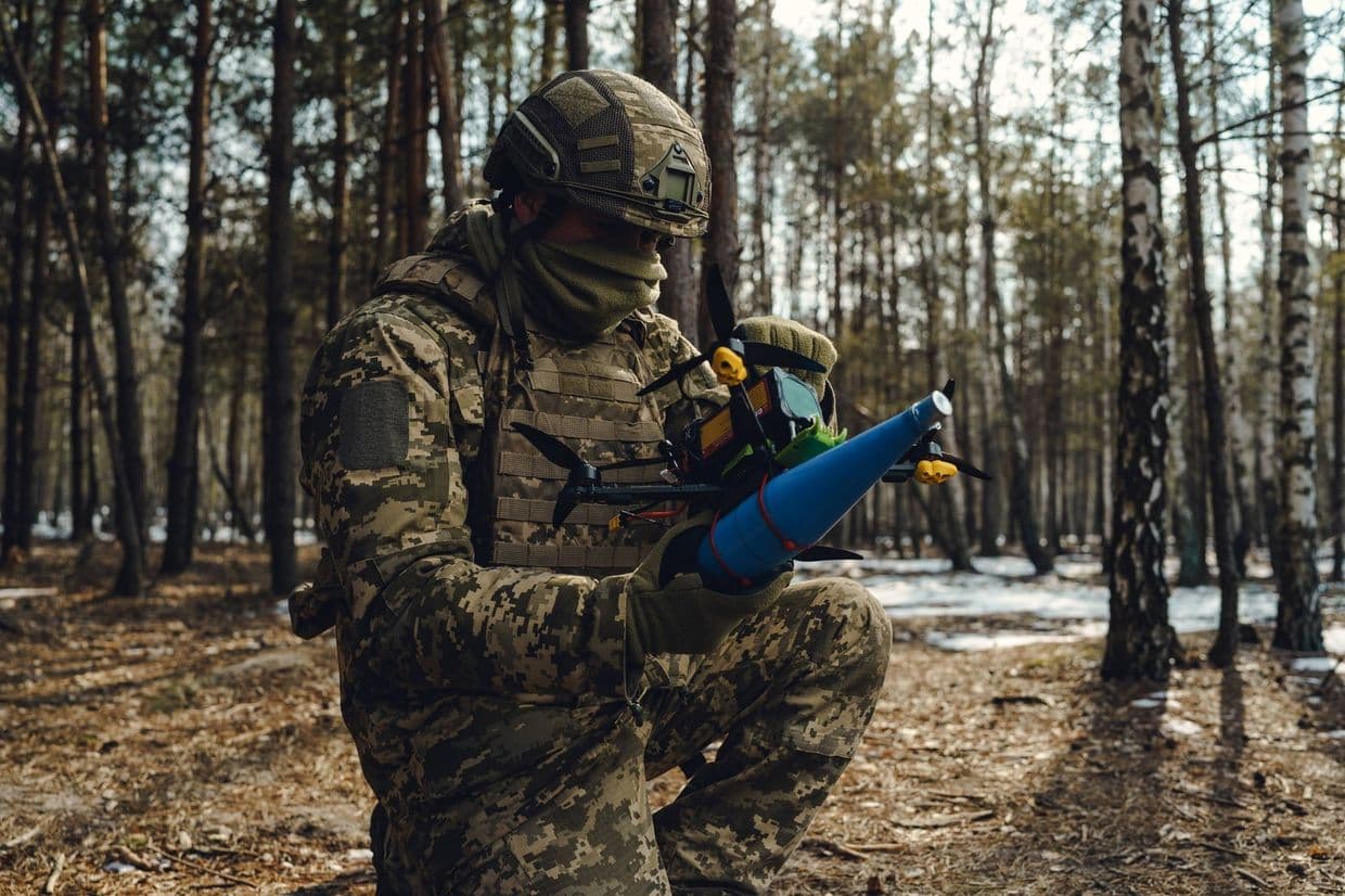 Український захисник із дроном. Фото з фейсбук-сторінки головнокомандувача ЗСУ