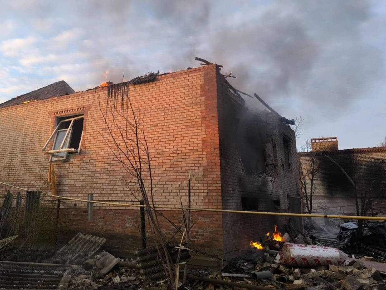 Зранку рашисти вдарили по Слов'янську: виникла пожежа в житловому будинку (фото)