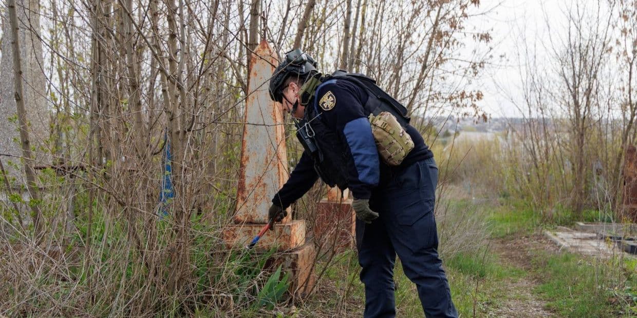 Сапер проверяет кладбище. Фото: ГСЧС Донетчины