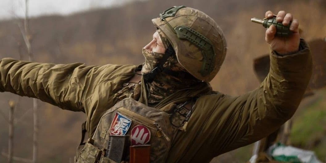 Украинский защитник бросает гранату. Фото: 81-я отдельная аэромобильная Слобожанская бригада ДШВ ВСУ