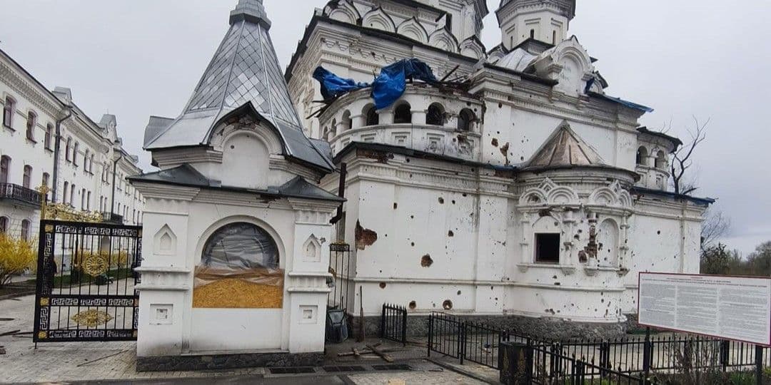 В Святогорске вражеский беспилотник попал в храм, а на Святогоровку рашисты сбросили авиабомбу